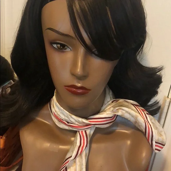 The gorgeous coach scarf in cream, a simple elegance for your outfit 😍 - Picture 3 of 8